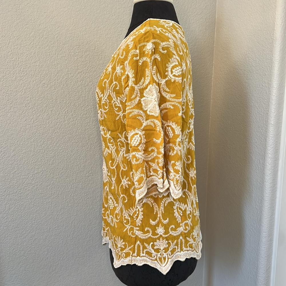 Solitaire Embroidered Floral Top Size Medium - Picture 2 of 6